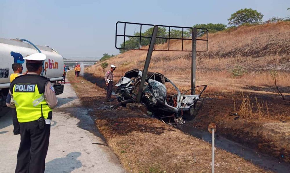 Mobil KIA Picanto hancur dan hangus terbakar dalam kecelakaan tunggal di Tol Gempol-Pasuruan