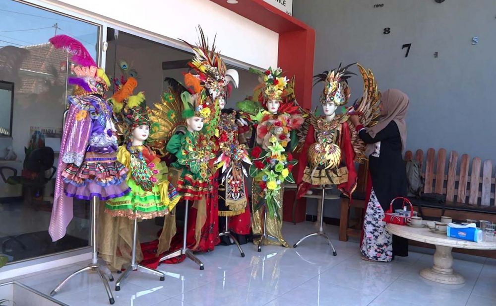 Novita membersihkan kostum-kostum karnaval koleksinya