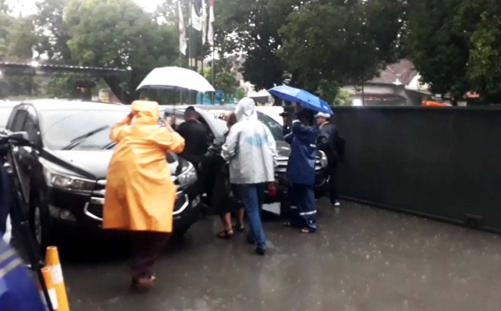 KPK datangi kantor Pengacara Rahmat Santoso & Partner di Jalan Prambanan No. 5, Tambaksari, Surabaya