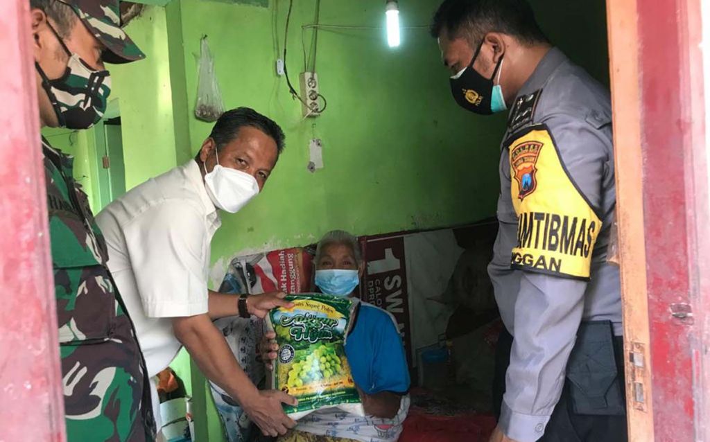 Wakil Ketua Gerindra Jatim, Hidayat membagikan paket sembako ke warga Mojokerto Raya dan Jombang
