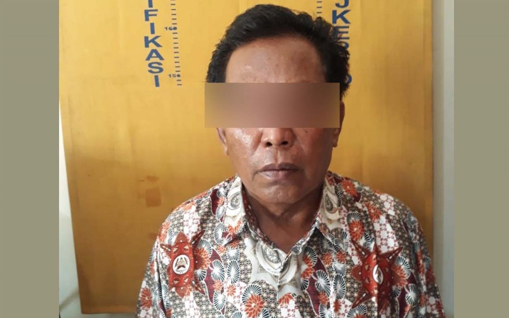 AM, Kades Ngrame, Kecamatan Pungging saat diamankan di Polres Mojokerto