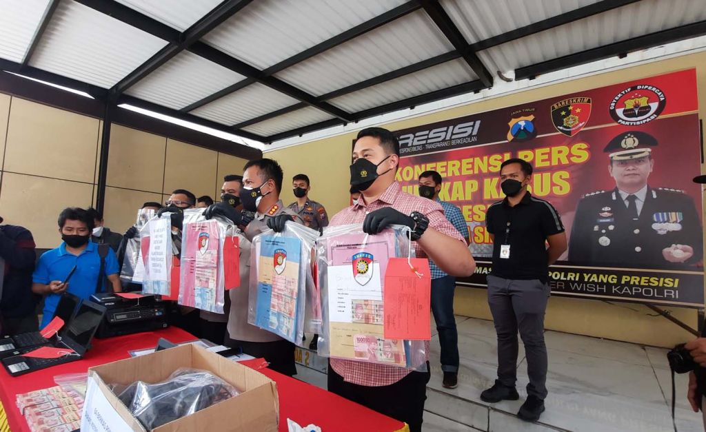 Barang bukti dan kades yang terjaring OTT dibeber di Mapolresta Sidoarjo