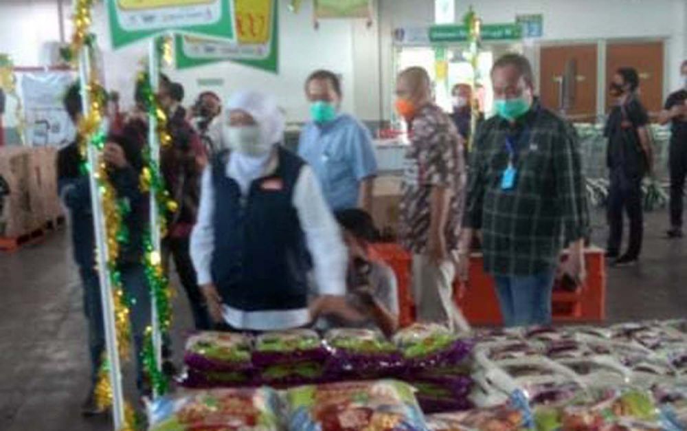 Kadisdik Jatim Wahid Wahyudi (dua dari kanan) saat mendampingi Gubernur Khofifah di Lumbung Pangan Jatim di JX Expo Jalan Ahmad Yani, Surabaya, Jumat (12/6/2020) siang