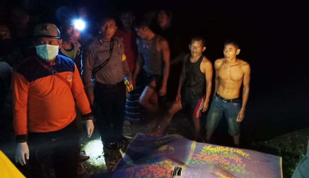 Evakuasi jenazah kakak adik yang tewas tenggelam di Sungai Pacar, Ponorogo