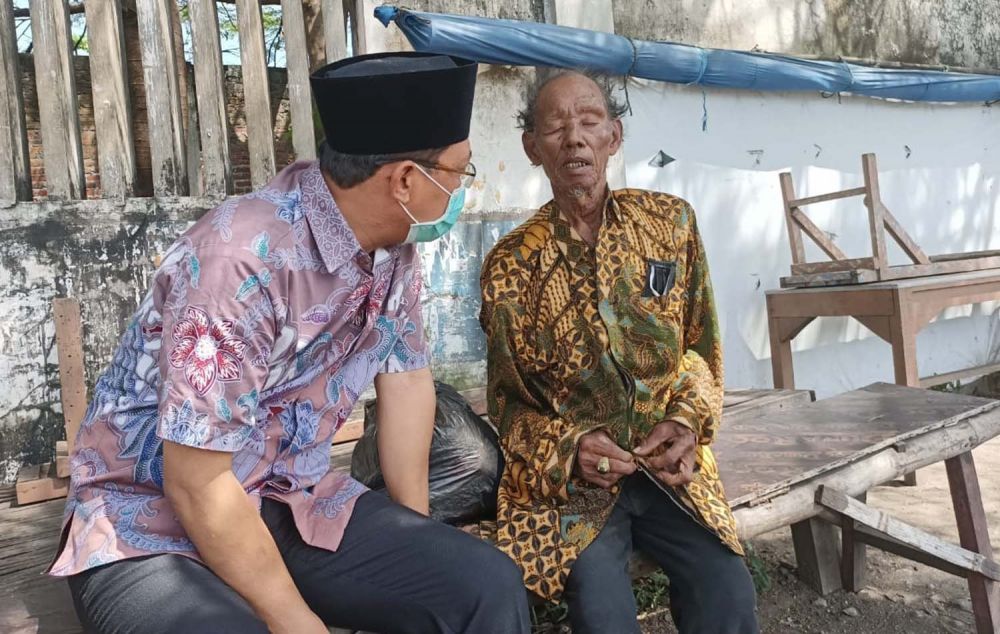 Ketua DPRD Kabupaten Pasuruan Sudiono Fauzan menolong kakek terlantar asal Probolinggo