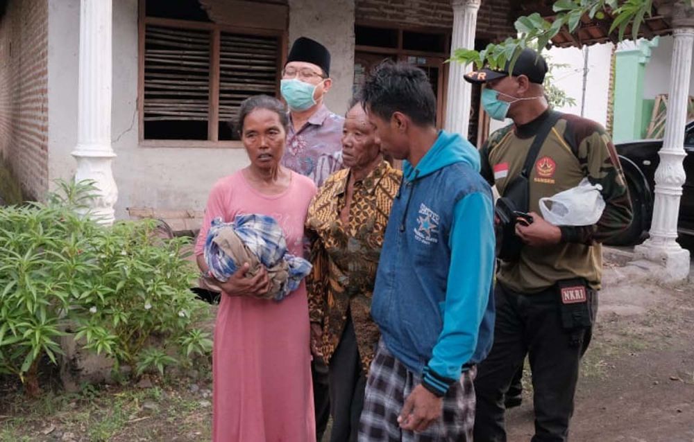 Ketua DPRD Kabupaten Pasuruan Sudiono Fauzan menolong kakek terlantar asal Probolinggo