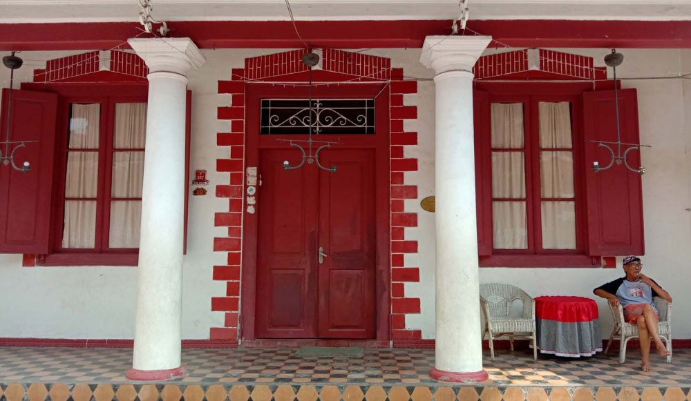 Salah satu bangunan kuno di Kampung Kemasan, Gresik