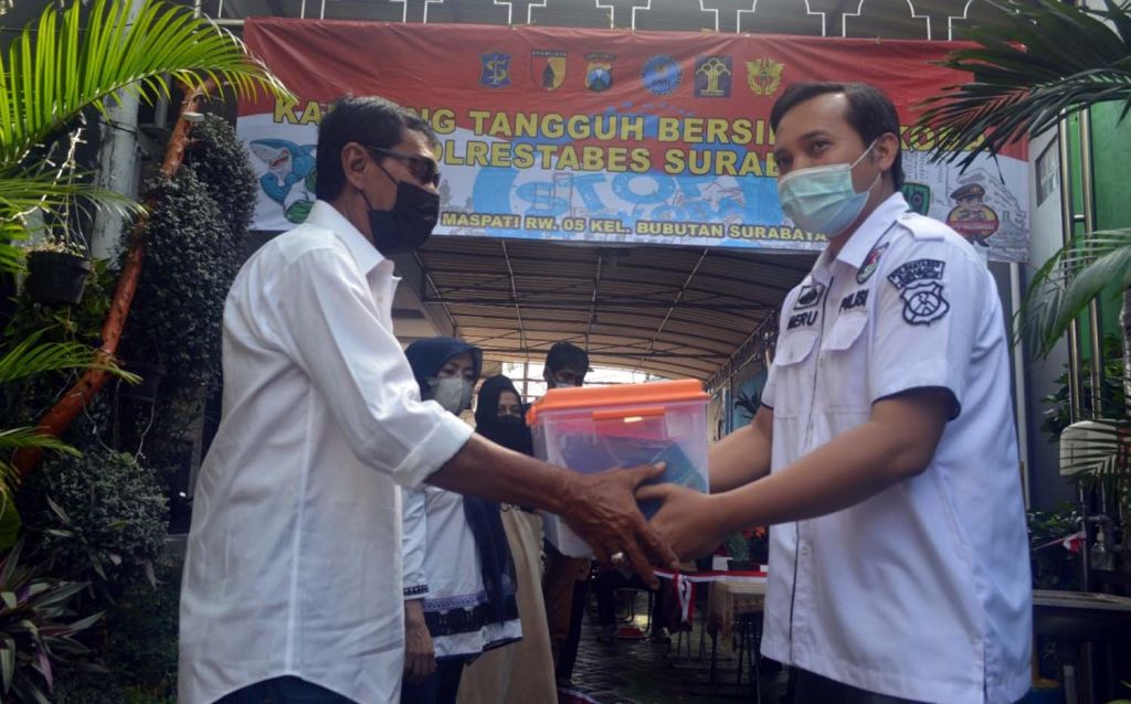 Wakasat Resnarkoba Polrestabes Surabaya, Kompol Heru Dwi Purnomo (kanan) di Kampung Tangguh Bersih Narkoba di Kelurahan Bubutan