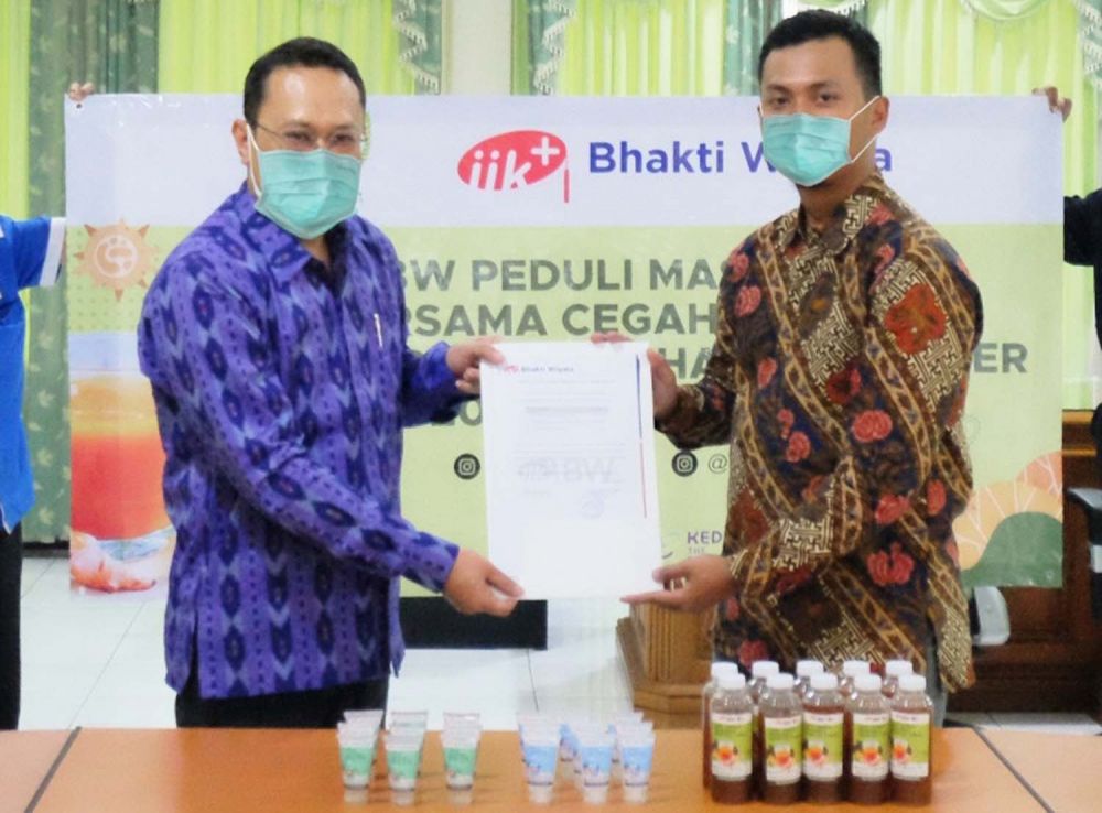 Institut Ilmu Kesehatan Bhakti Wiyata Kota Kediri membagikan hand sanitizer dan jamu gratis kepada masyarakat