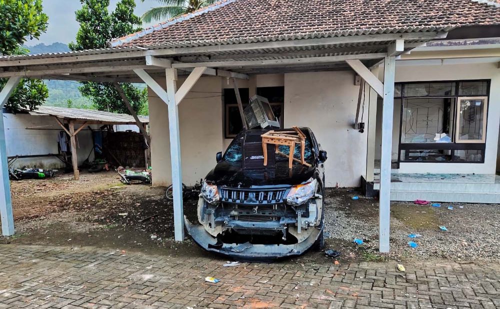 Kantor KSDAE di Meru Betiri Banyuwangi diduga dirusak