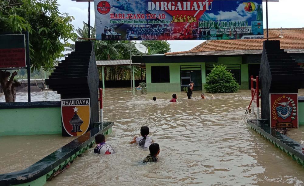 Banjir juga merendam Kantor Koramil Benjeng, Gresik (Foto-foto: Sahlul Fahmi/jatimnow.com)