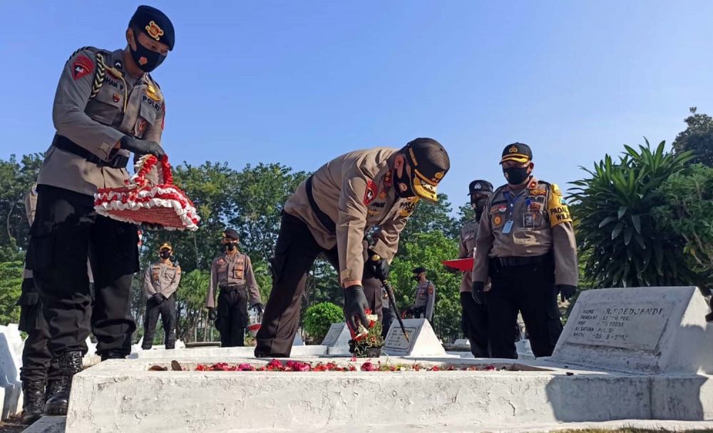 Kapolda Jatim Irjen Pol (Purn) M Fadil Imran saat berziarah ke TMP 10 November, Jalan Mayjen Sungkono, Surabaya