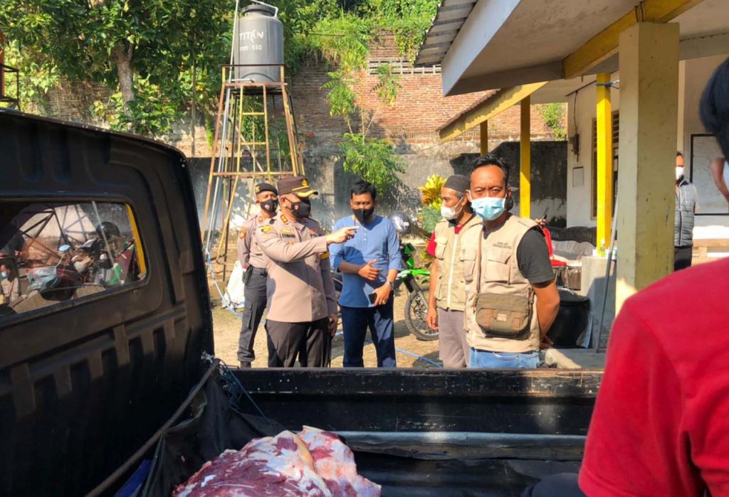 Kapolres dan Dandim 0808 Blitar meninjau penyembelihan hewan kurban di RPH