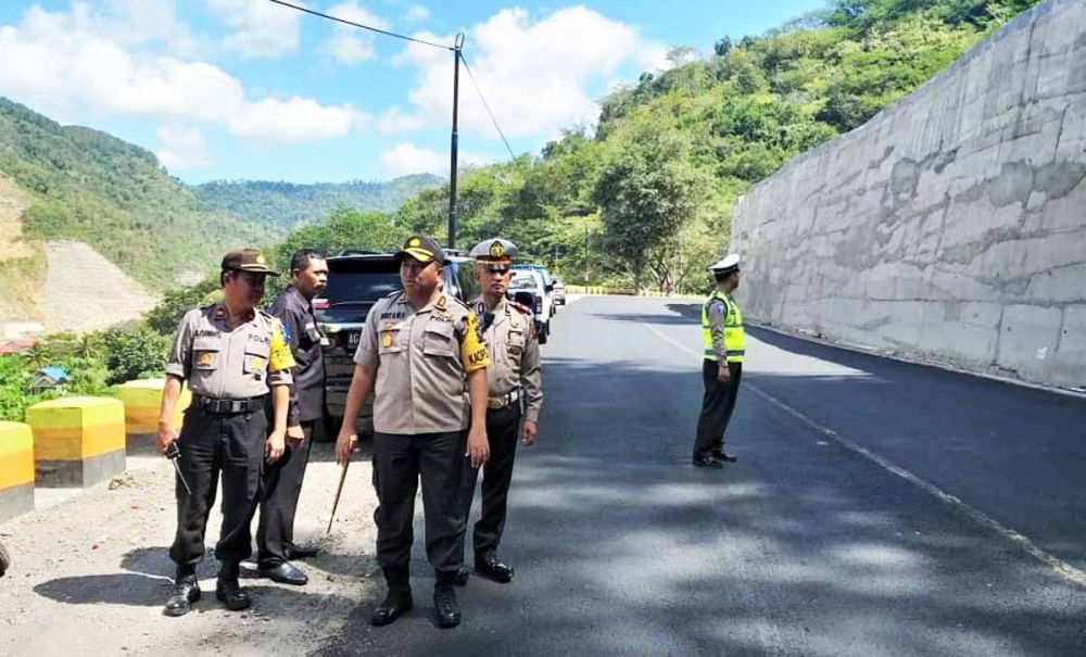 Kapolres Trenggalek AKBP Didit Bambang Wibowo saat mengecek jalur mudik di titik rawan longsor
