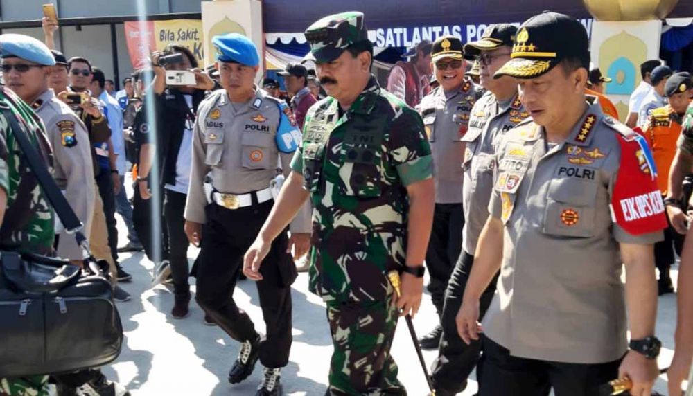 Kapolri Jenderal Polisi Tito Karnavian bersama Panglima TNI, Marsekal Hadi Tjahjanto di Tol Ngawi 