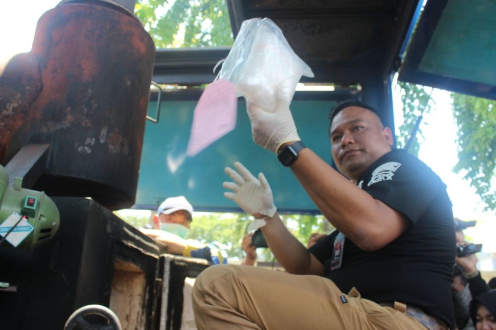 Kasatresnarkoba Polrestabes Surabaya Kompol Memo Ardian memusnahkan ekstasi dalam kapsul bersama narkoba jenis lainnya yang berhasil disita