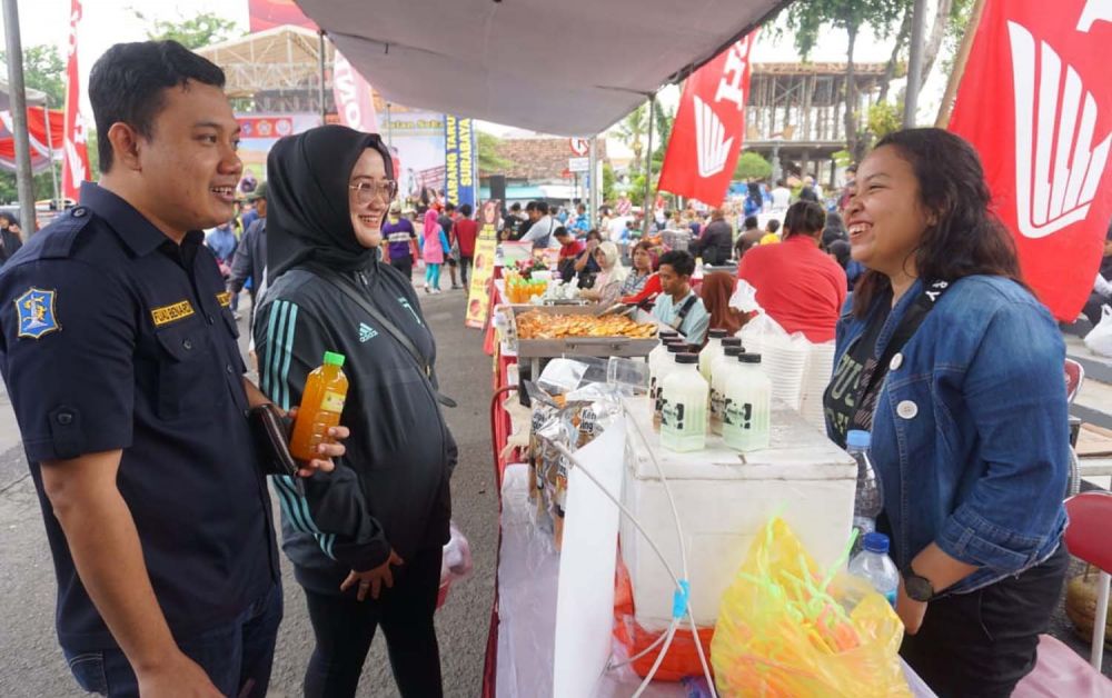 Ketua Karang Taruna Kota Surabaya Fuad Benardi mengunjungi salah satu stan UKM karang taruna salah satu kecamatan