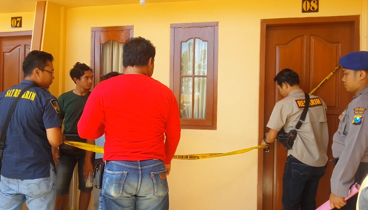 Polisi memasang police line di rumah penampung benur