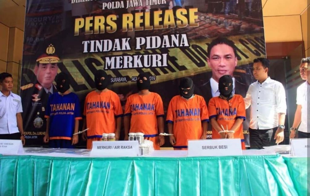 Para tersangka yang terlibat dalam produksi dan perdagangan merkuri ilegal diamankan di Mapolda Jatim