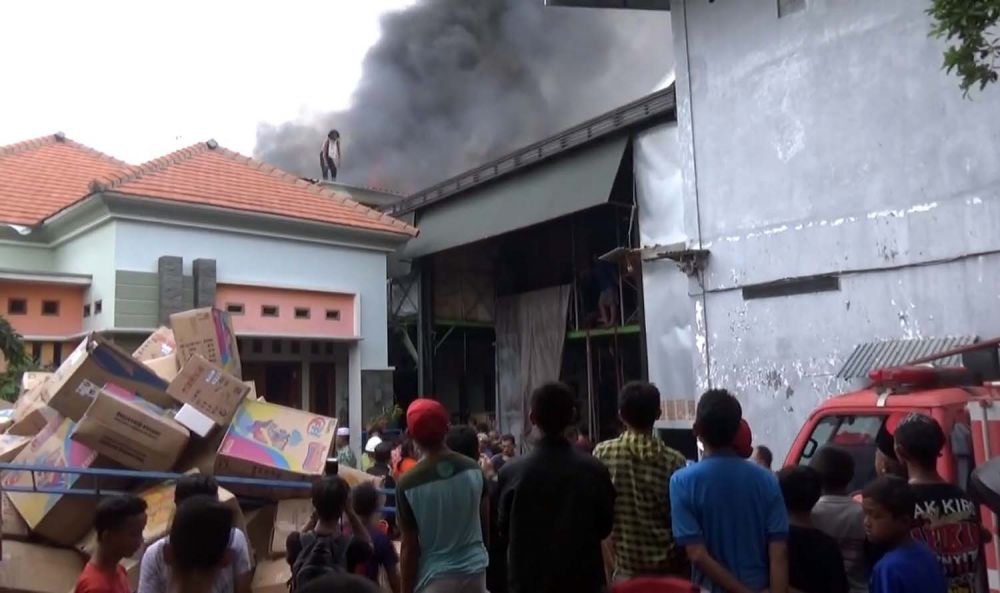 Gudang mainan anak dan kembang api di Jombang terbakar
