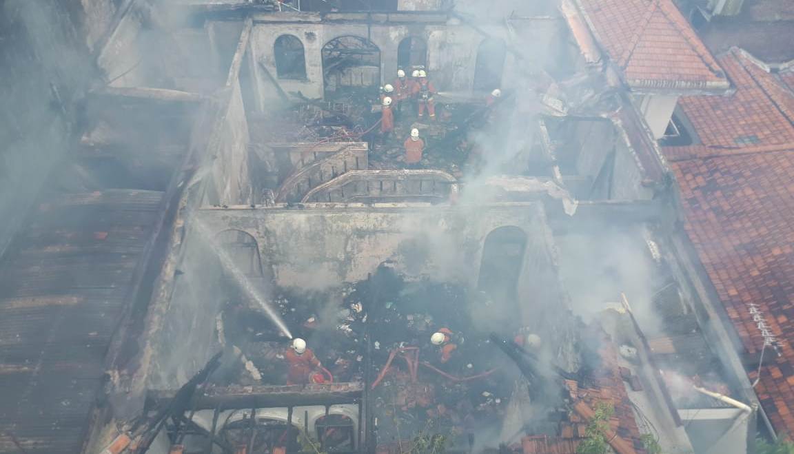 Kantor Advokat di Surabaya Terbakar, Bronto Skylift ...