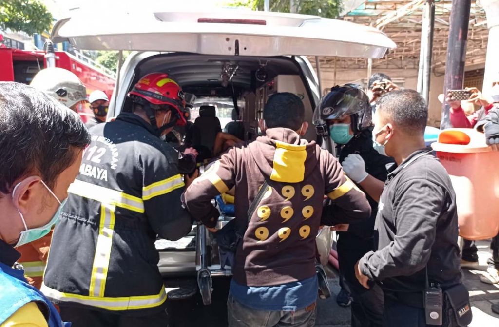 Proses evakuasi salah satu korban kebakaran ruko di Genteng Besar, Surabaya