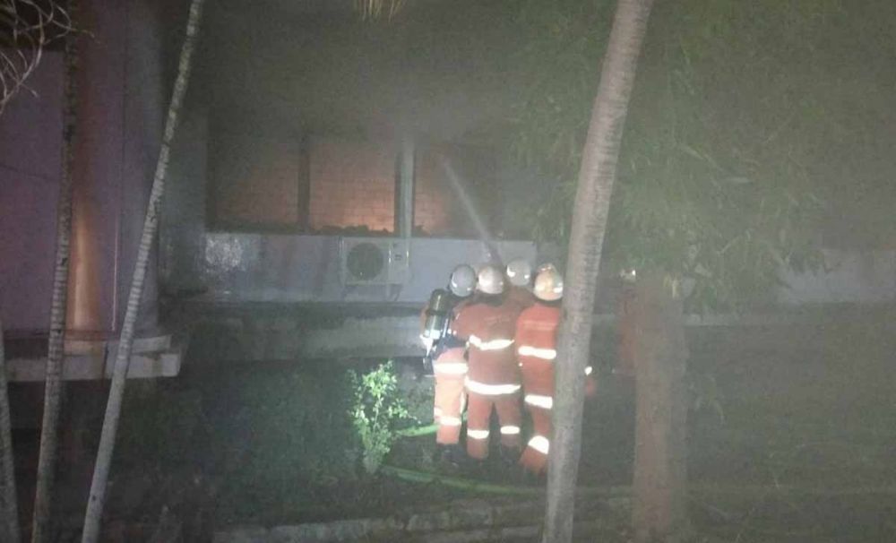Petugas berusaha memadamkan api di ruang kemahasiswaan Fakultas Kesehatan Masyarakat, Kampus C Unair, Surabaya
