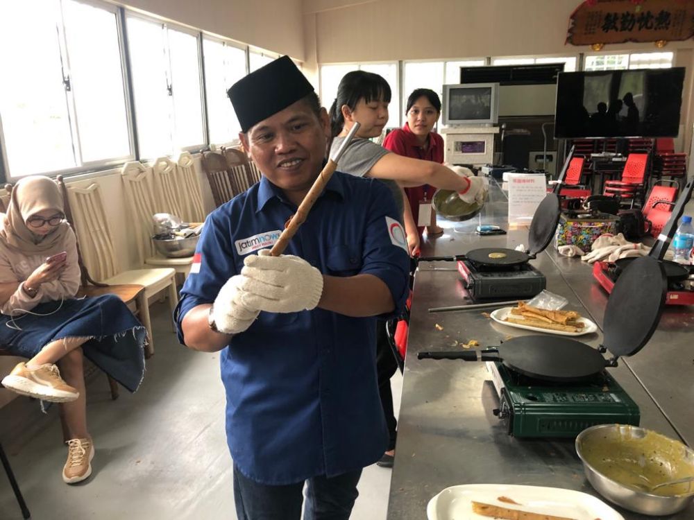 Cak Now, wartawan jatimnow.com, mencoba mengikuti cara membuat aneka olahan duan teh di Agro Wisata Chulu, Taitung, Taiwan