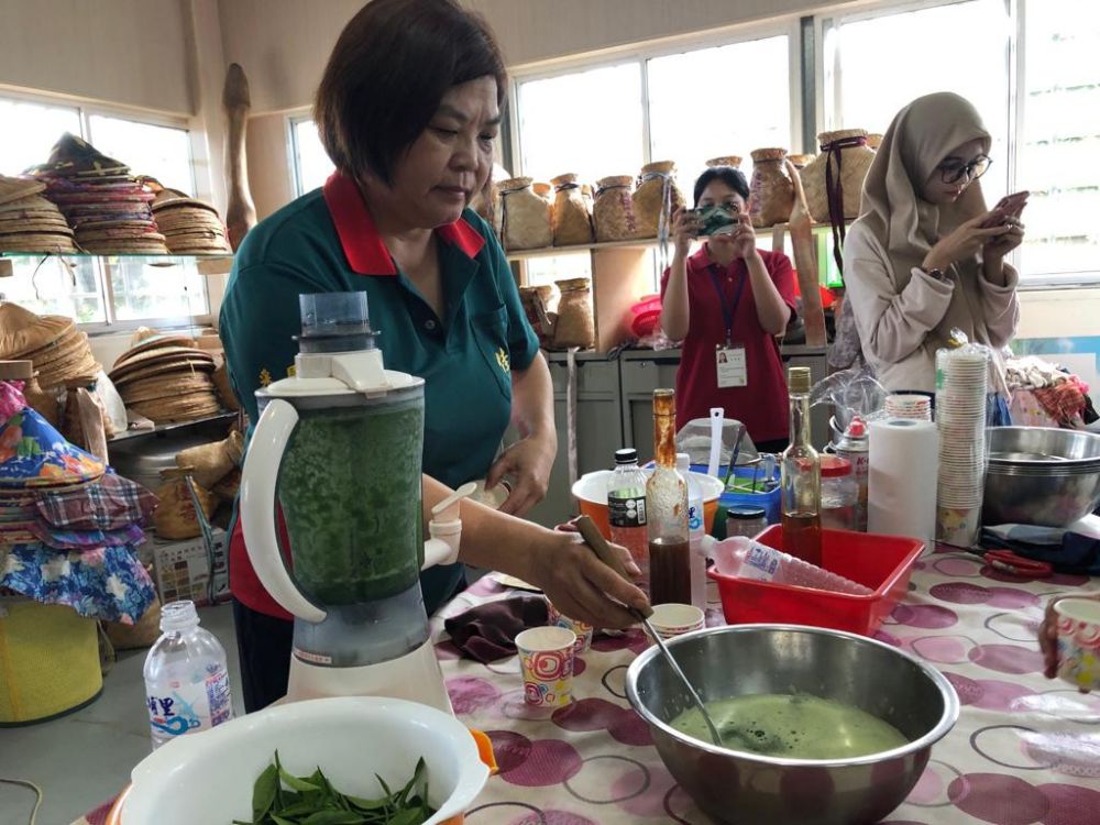 Pengelola Agro Wisata Chulu, Taitung, Taiwan, membuat aneka olahan daun teh