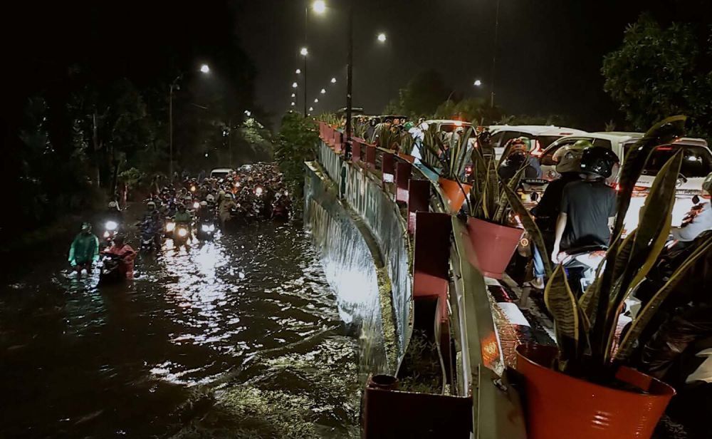 Kemacetan terjadi di Flyover Wonokromo maupun jalan di bawahnya pada Jumat (31/1/2020) malam