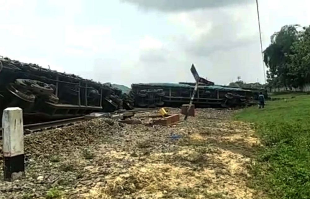 Kereta api bermuatan pengangkut semen yang terguling di Stasiun Doplang, Blora