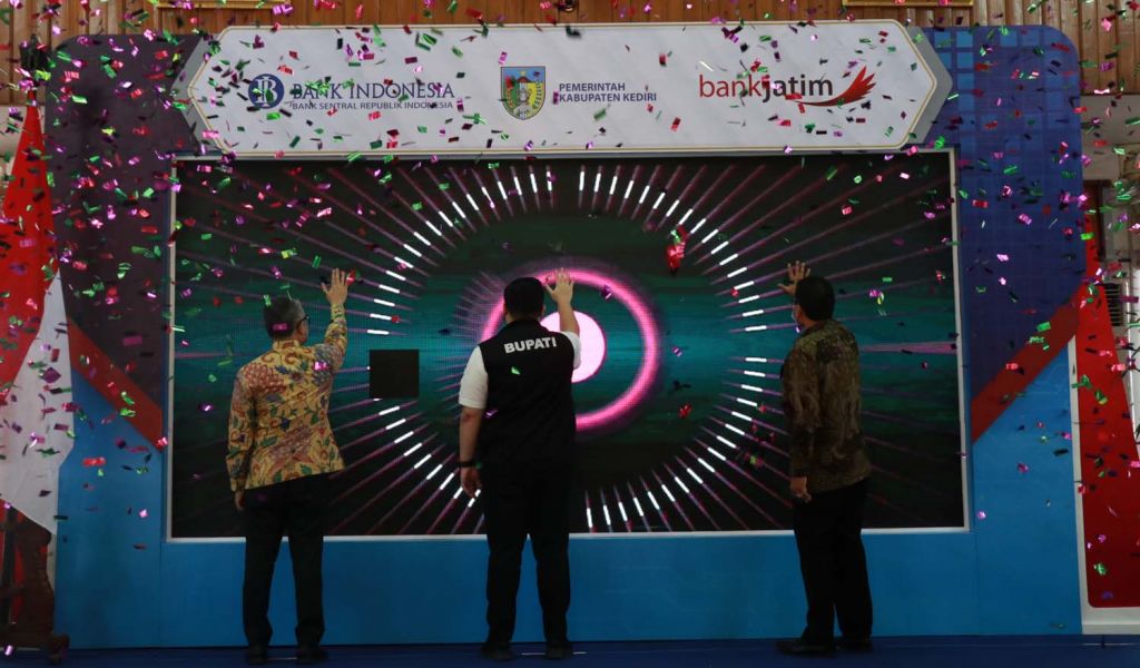 Bank Jatim bekerjasama dengan Pemkab Kediri melaunching digitalisasi pembayaran pajak daerah dan tiket wisata nontunai