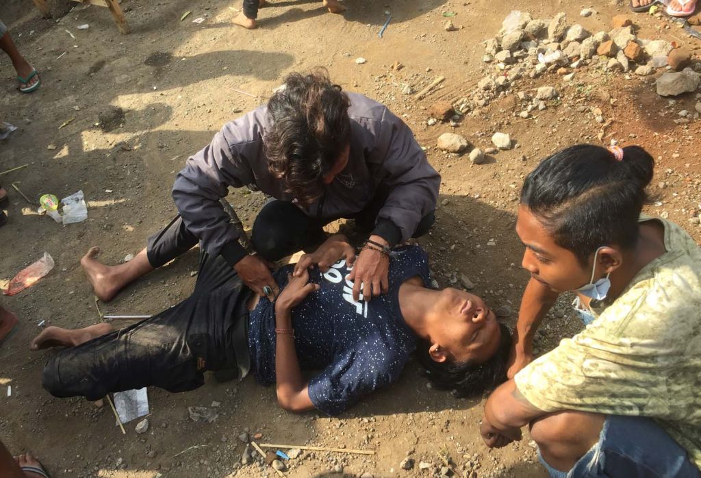 Salah satu penonton seni jaranan di Banyuwangi kesurupan