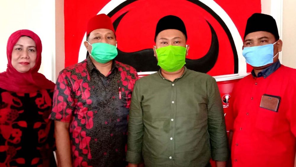 Fandi Ahmad Yani (masker hijau) beserta pengurus DPC PDIP Gresik