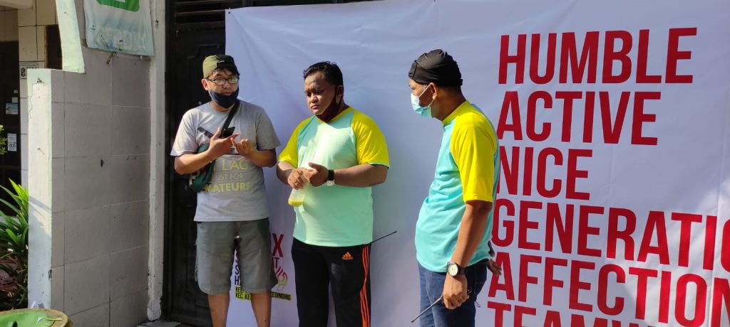 Ketua RW 9, Yoyok Suhendro (tengah), bersama Program Developer Subcyclist, Inanta Indra (kiri) di Kali Kedinding, Surabaya. (Foto: Istimewa)