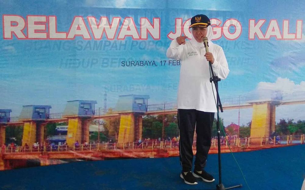 Gubernur Jatim Khofifah dalam acara Adopsi Sungai Brantas di DAS Brantas Gunungsari, Surabaya, Minggu (17/2/2019)