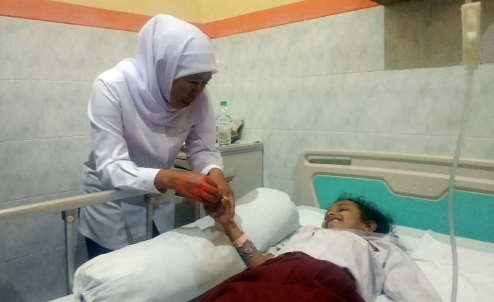 Gubernur Khofifah membesuk korban luka atas ambruknya atap SDN Gentong Kota Pasuruan