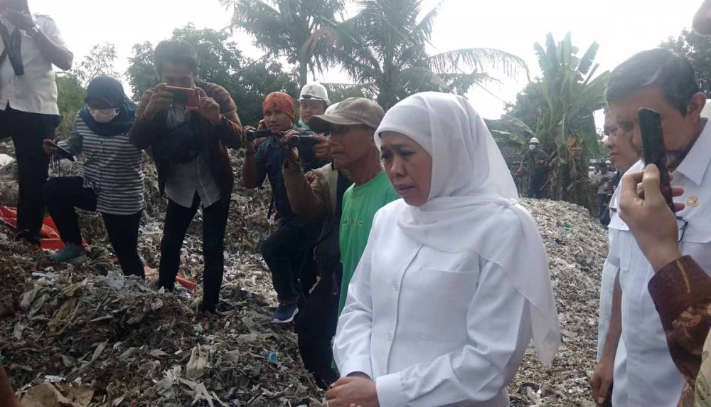 Gubernur Khofifah saat meninjau tempat pembuangan sampah plastik impor di Desa Bangun, Kecamatan Pungging, Kabupaten Mojokerto