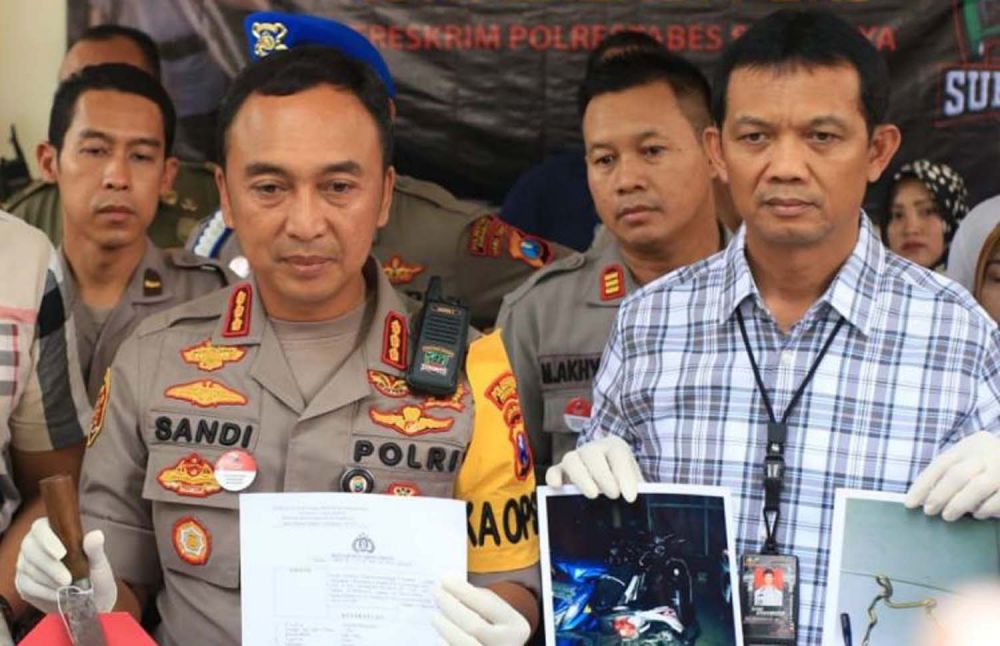 Kapolrestabes Surabaya Kombes Pol Sandi Nugroho (kiri) dan Kasatreskrim AKBP Sudamiran