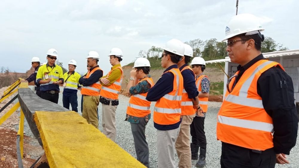 Rombongan dari Komnas HAM mendapat penjelasan dari PT BSI terkait operasional tambang emas Tumpang Pitu