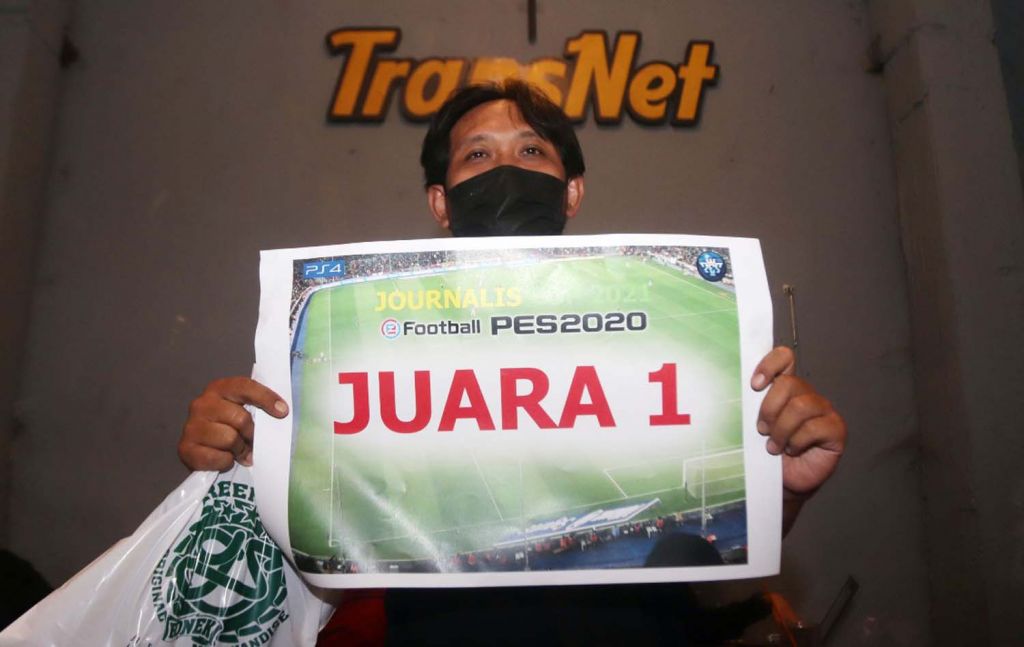 Deni dari detikcom juara 1 Kompetisi PES 2021 PS4 khusus jurnalis di Surabaya 