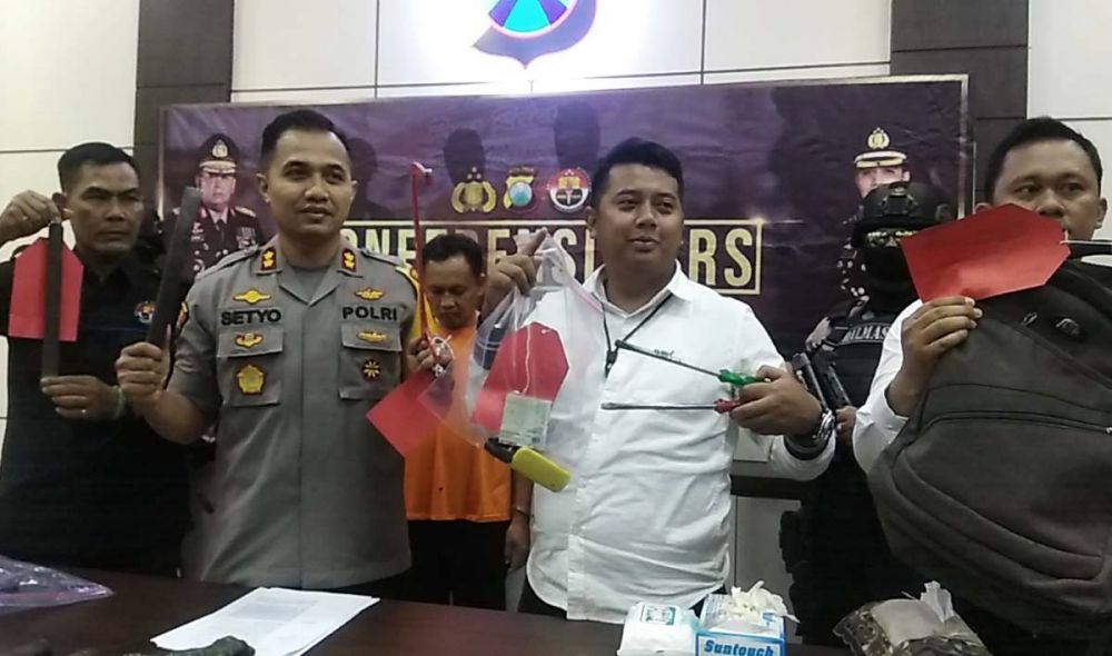 Kapolres Mojokerto AKBP Setyo Koes Heriyantno dan Kasatreskrim AKP MS Ferry membeberkan barang bukti komplotan pembobolan gudang
