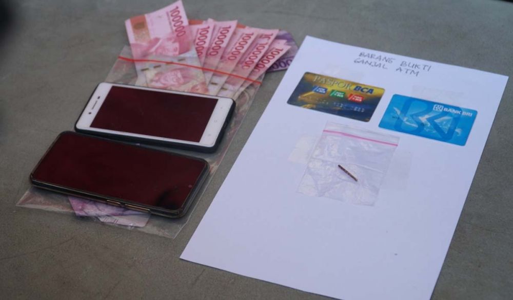 Barang bukti kejahatan komplotan pembobol kartu ATM disita Unit Resmob Satreskrim Polrestabes Surabaya