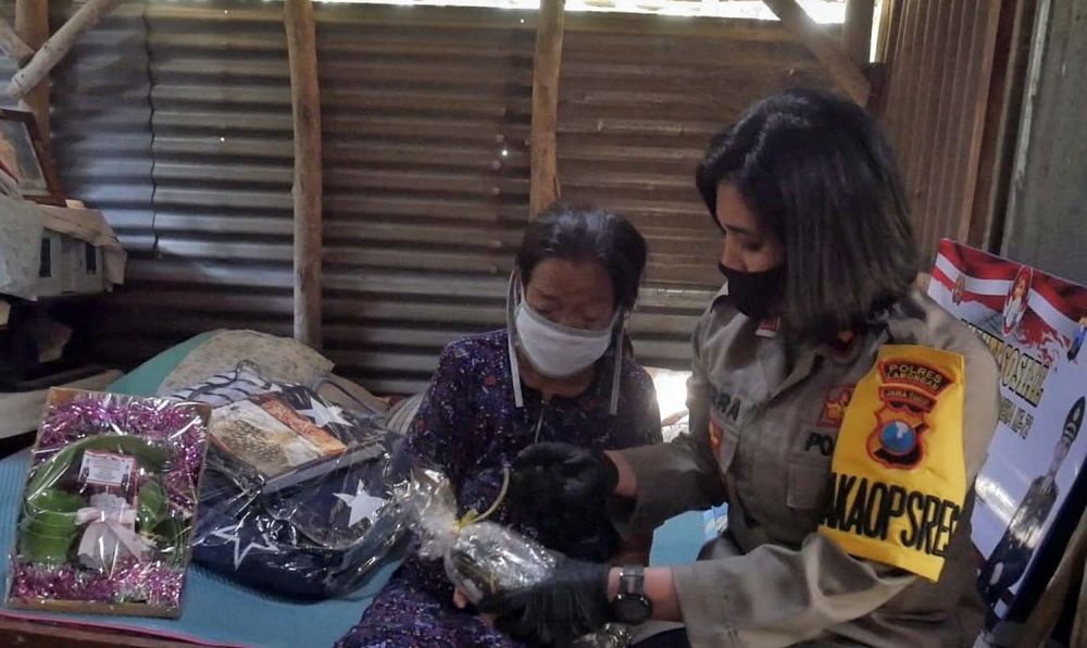 Wakapolres Lamongan Kompol Dies Ferra Ningtyas saat memberikan bantuan kepada Supinah (71)