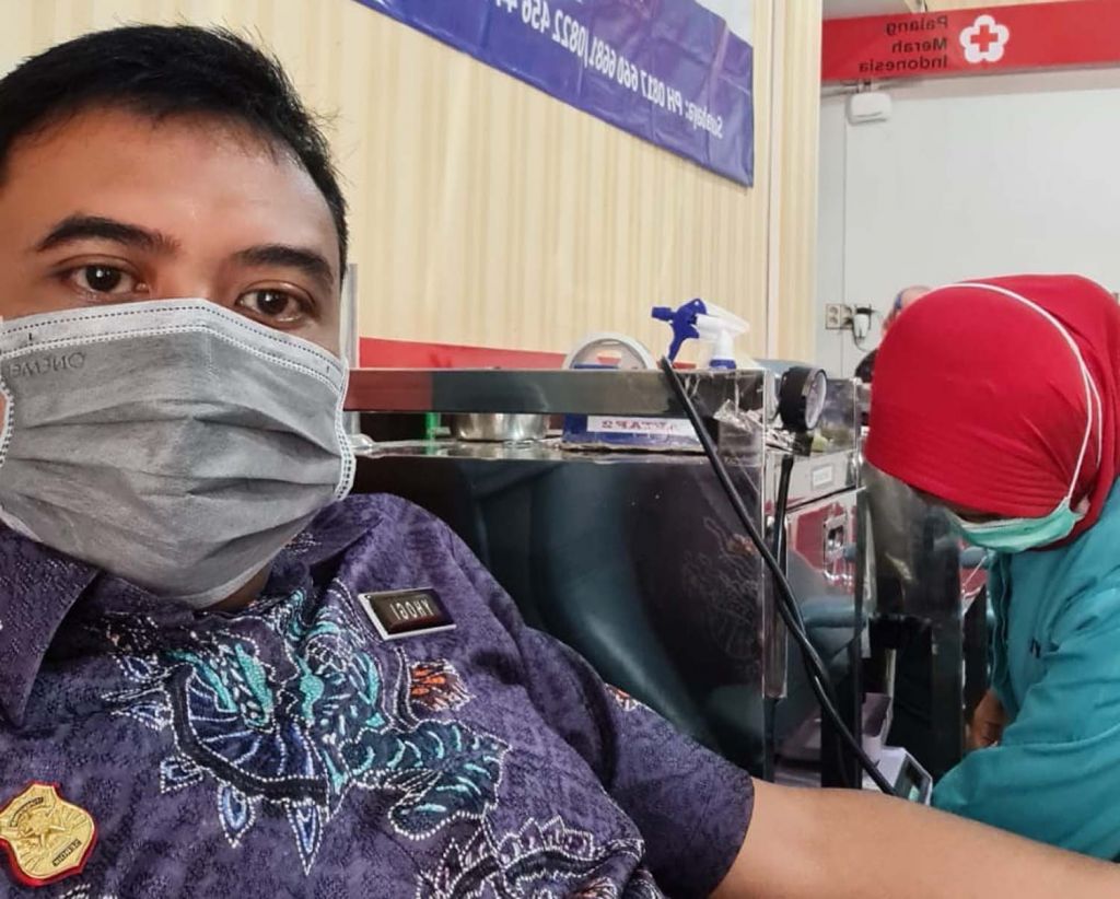 Serdik Sespimen Polri Angkatan 61 Kompol Yhogi Hadi Setiawan saat donor darah di Kantor PMI Tulungagung