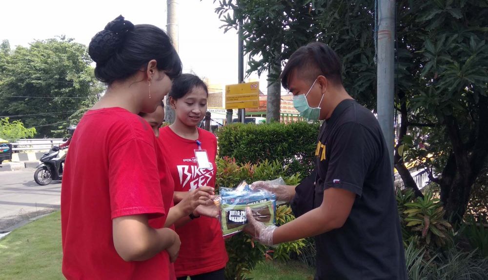 Netizen membagikan masker dan hand sanitizer kepada pengguna jalan di Sidoarjo