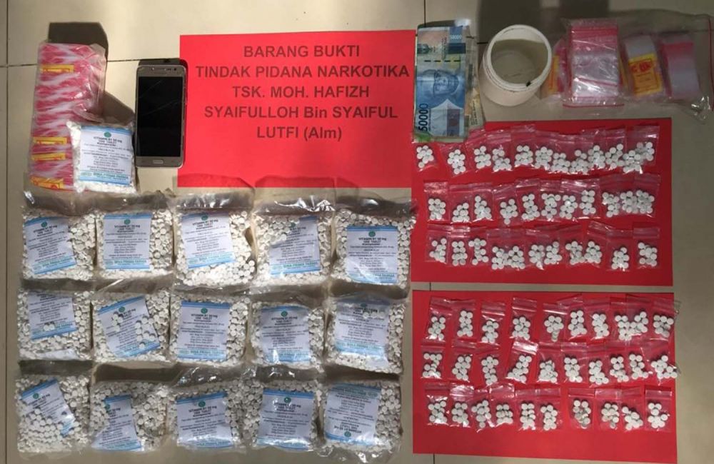 Barang bukti pil koplo jenis double l siap edar yang disita Penyidik Unit Reskrim Polsek Ngoro, Mojokerto dari tangan sang pengedar