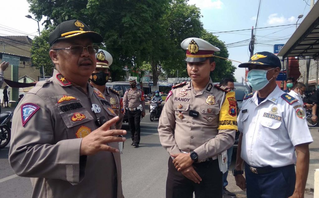 Dirkamsel Korlantas Polri, Brigjen Pol Chryshnanda Dwilaksana meninjau area black spot di Jalan RA Basuni, Sooko, Kabupaten Mojokerto
