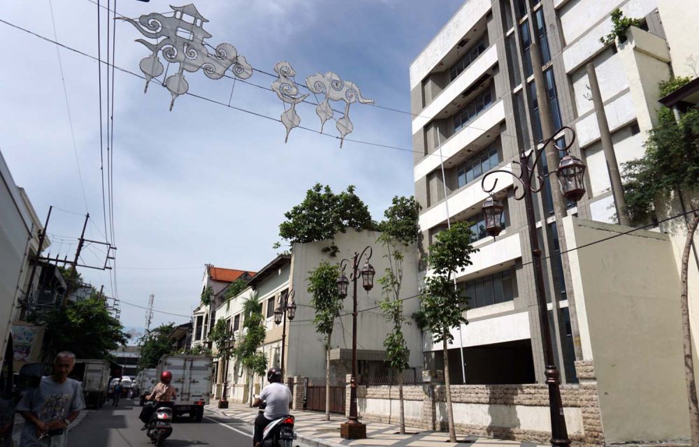 Lampu-lampu hias tempo dulu di Kota Tua Jalan Karet Surabaya tak menyala