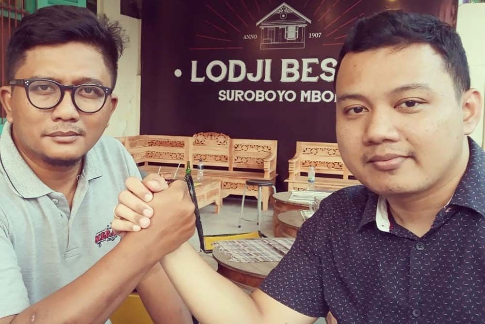 Kuncarsono Prasetyo (kiri), pengusaha kaus yang masuk bursa Pilwali Surabaya 2020